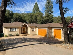 Building Photo - 3 bedroom, 3 bath, entertainment room, lib...