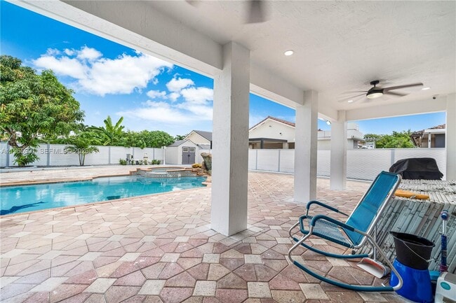 Building Photo - 1205 SE 7th Ct