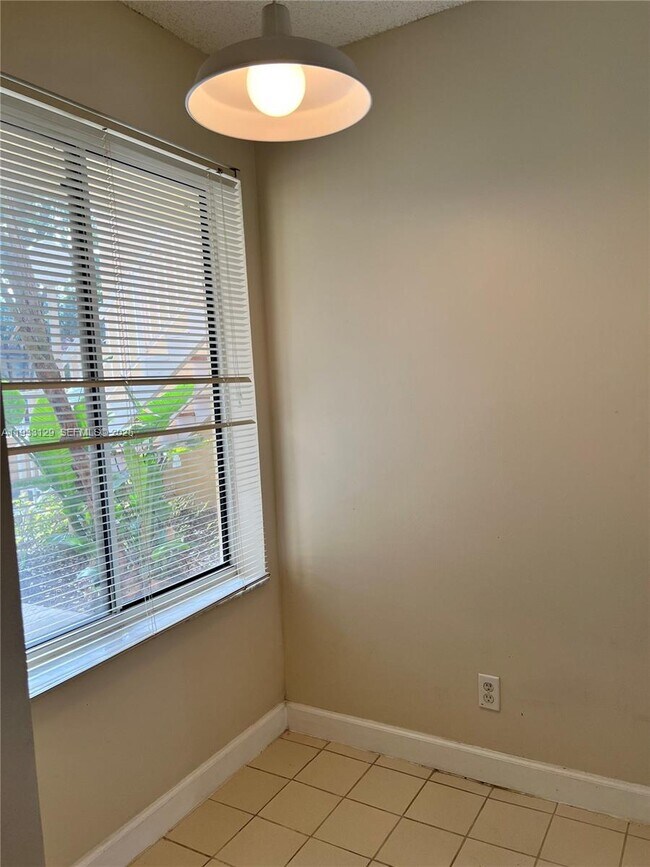 Building Photo - 1133 Coral Club Dr