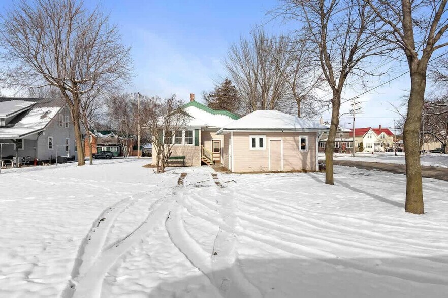 Building Photo - 100 W 1st St