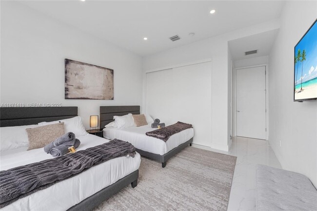 Building Photo - 5420 SW 72nd Ave