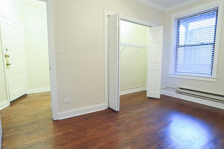 Building Photo - 709 W Roscoe St