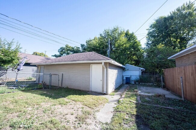 Building Photo - "Charming 3 Bedroom with Hardwood Floors i...