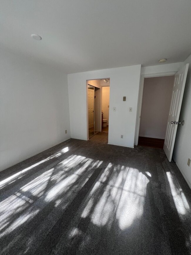 Building Photo - 2 BR 2 BA Condo in east bremerton