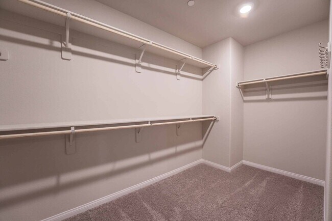 Building Photo - Stunning 5 Bedroom home in Henderson!