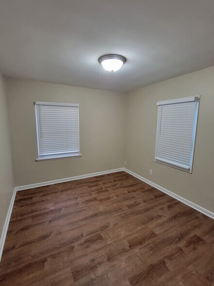Building Photo - 4015 Valley View Dr