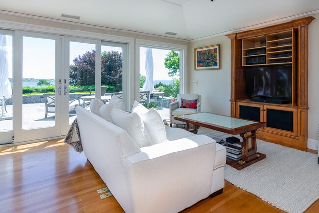 Building Photo - 3 Barclay Sq