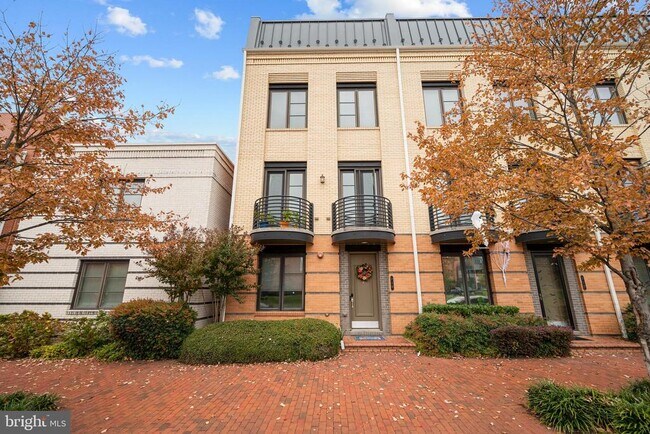 Building Photo - 710 E Howell Ave