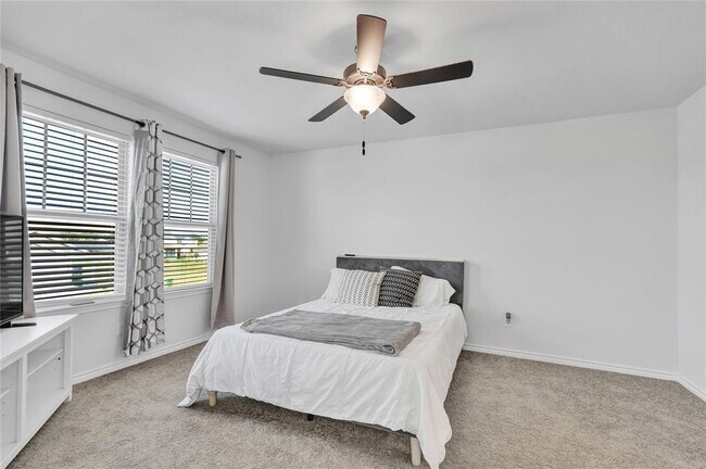 Building Photo - 380 Witchhazel Way