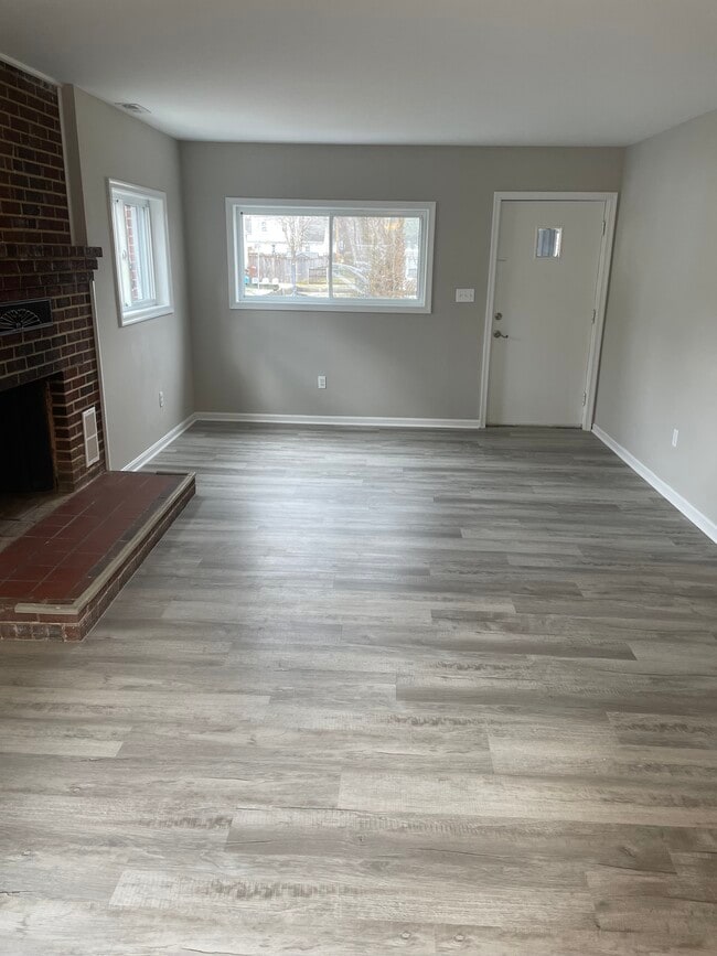 Building Photo - 213 Poplar Ave