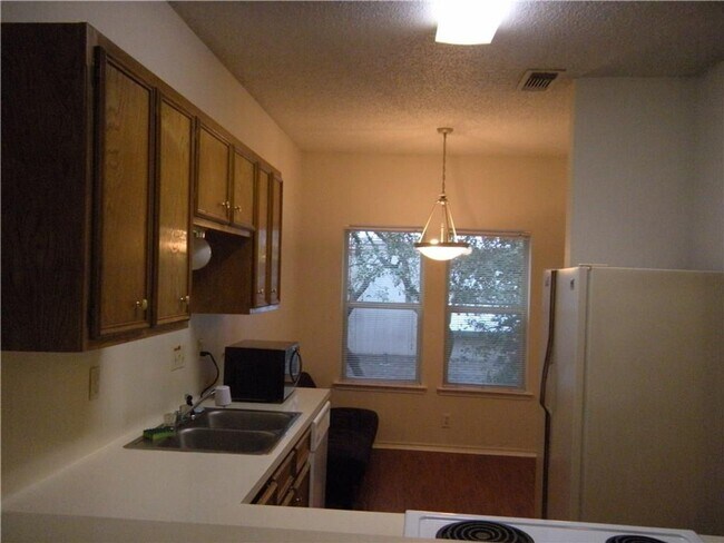 Building Photo - Winchester on West Campus - Huge 2Bd /2Ba - W/D - Reserved Parking - Fireplace - $1600