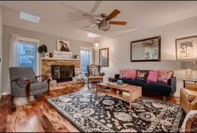 Building Photo - Spacious Townhome in Aurora