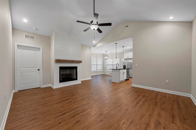 Building Photo - 821 Poplar Log Dr