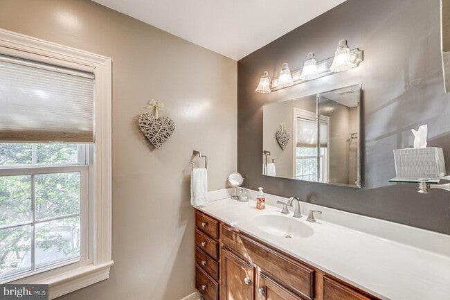 Building Photo - Waterfront Townhome Living in Sought-After Alexandria Location