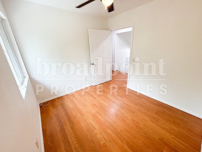 Building Photo - 581 Glenheather Dr