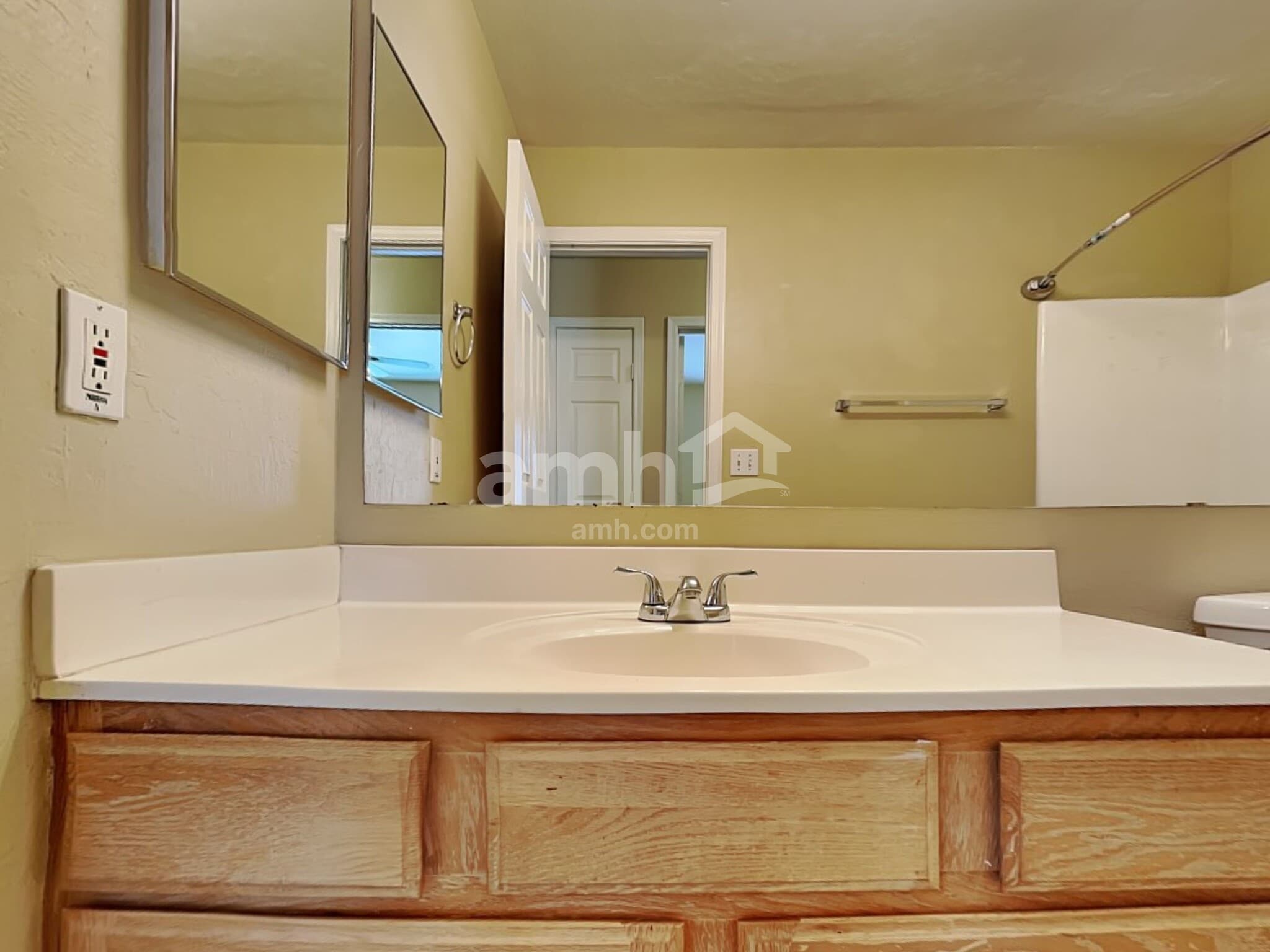 Building Photo - 7515 E Medina Ave