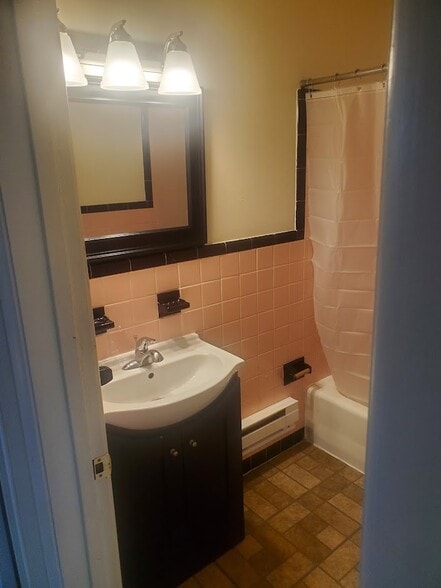 Bathroom - 517 S 24th St