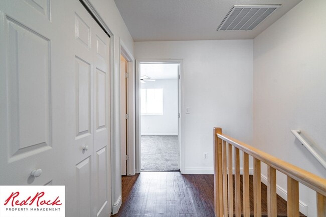 Building Photo - 2 Bedroom Townhome Available