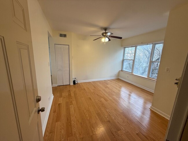 Building Photo - Charming 1-Bedroom apartment in Logan Square!