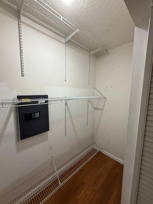 Building Photo - 1585 W 53rd St