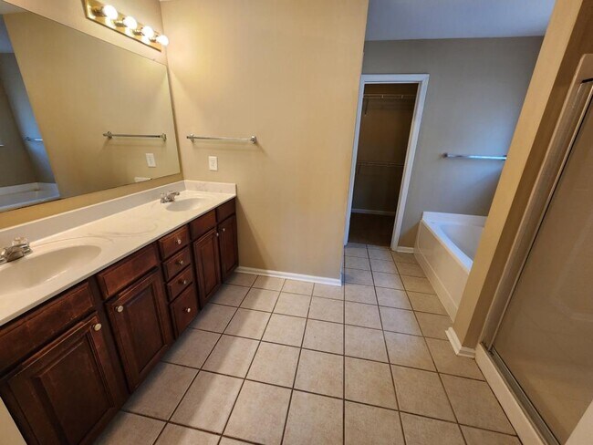 Building Photo - 1594 Overview Cir SW