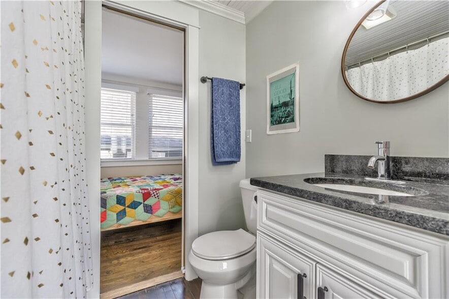 interior-2nd floor: 2nd bathroom (jack-and-jill between bedrooms 2 and 3) - 4244 Holmes St