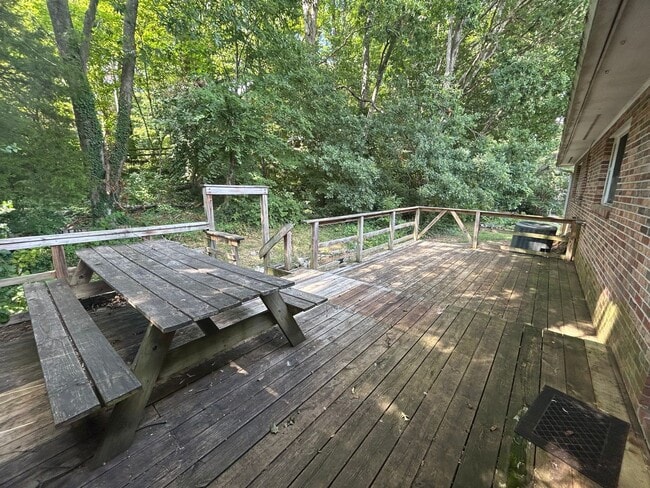 Building Photo - Large 4 bedroom 3 bathroom house in the he...