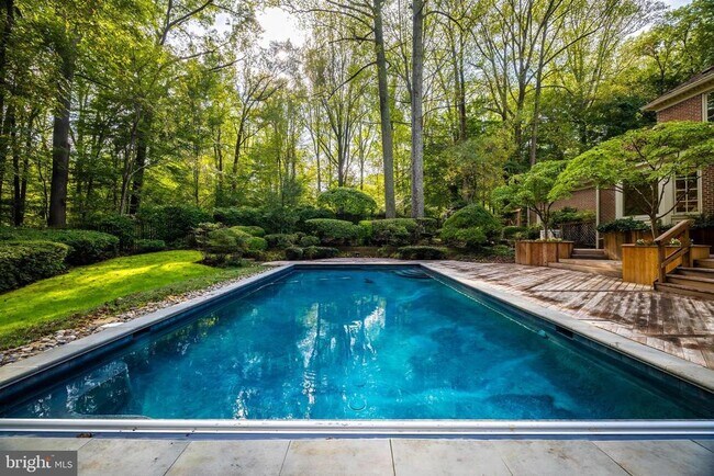 Building Photo - 8001 Greenwich Woods Dr