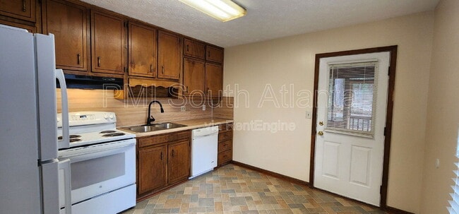 Building Photo - 3441 Southgate Trail SE