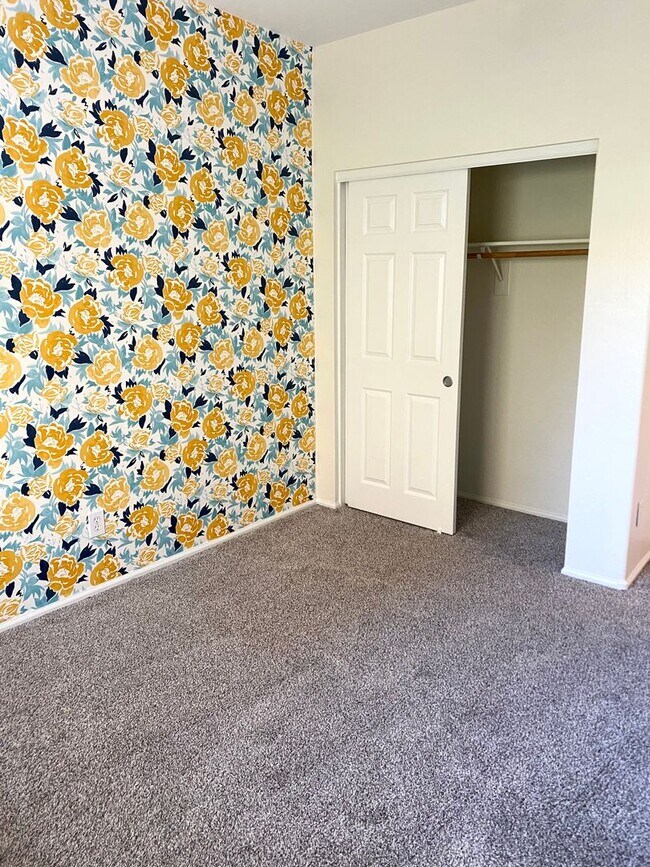 Building Photo - **BEAUTIFUL 3BEDROOM/2BATHROOM HOME LOCATE...