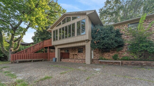 Building Photo - 5-Bedroom Cottage Near U of A