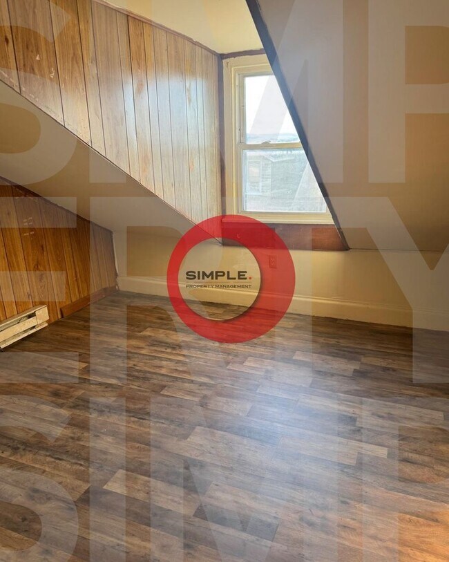 Building Photo - Great Location