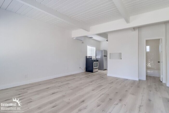 Building Photo - Freshly Renovated 2Bdm 1Ba Apartment in San Diego