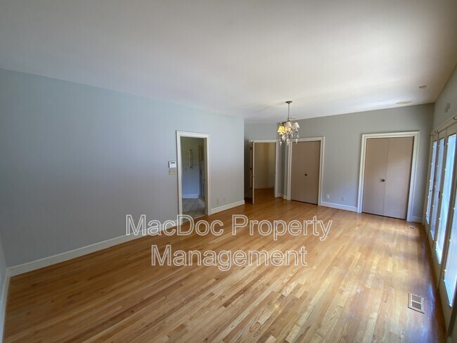 Building Photo - 11225 N Club Dr