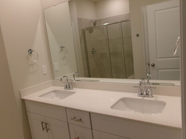 Building Photo - Spacious 4 bedroom home located in Clear Pond