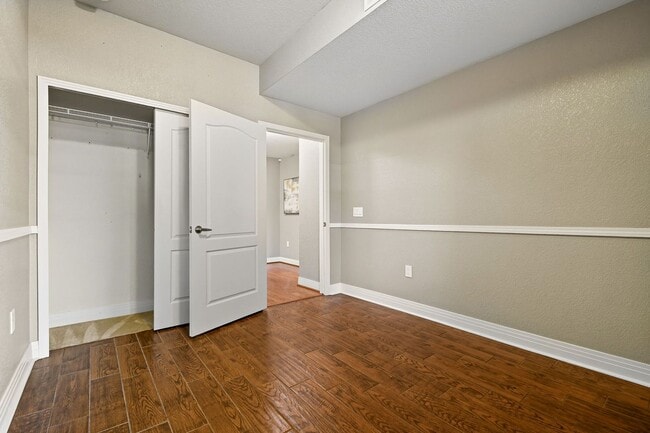 Building Photo - Charming & Updated Unit in Prime Denver Location