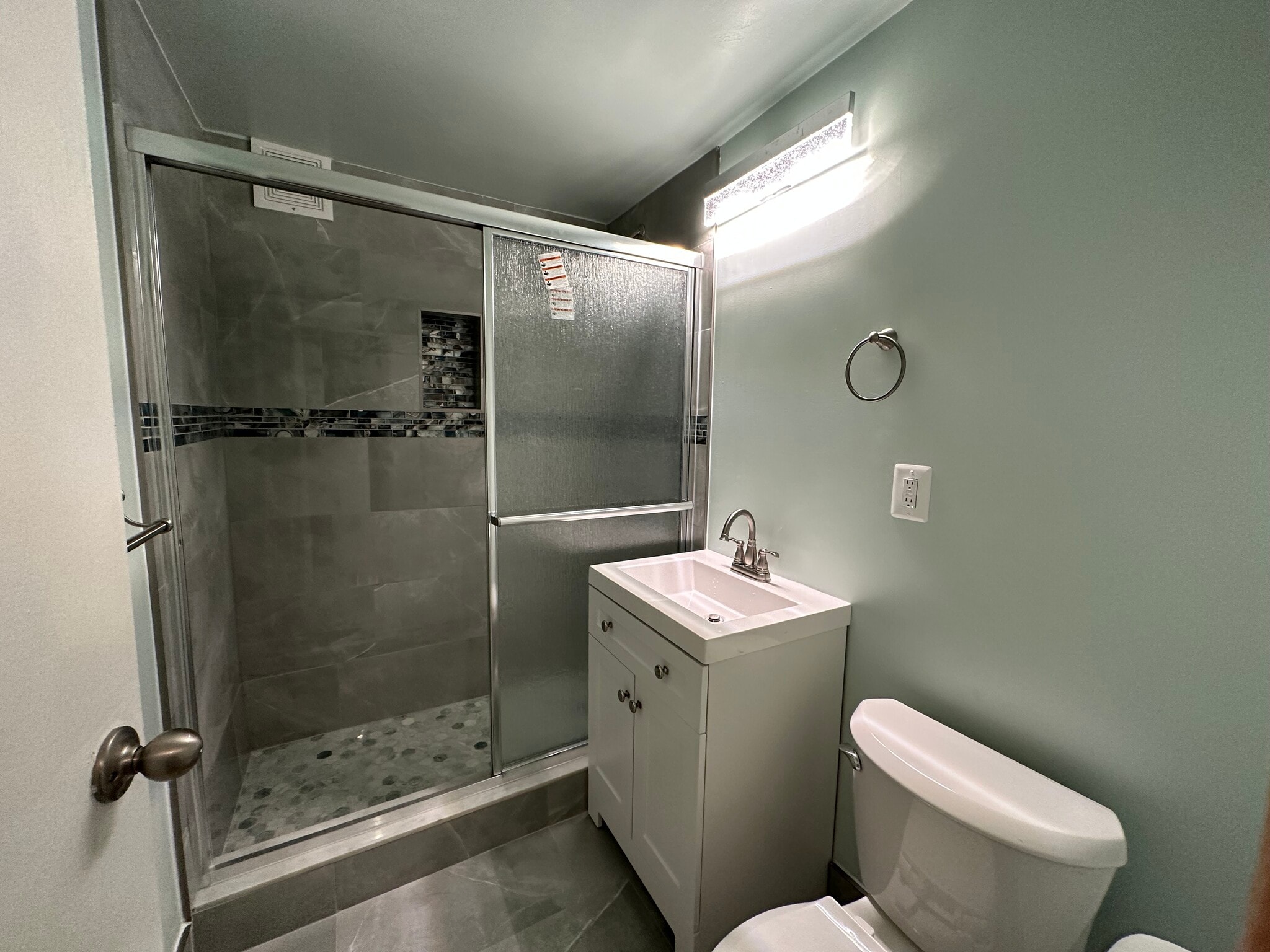 Bathroom (newly renovated) - 3900 Tunlaw Rd NW
