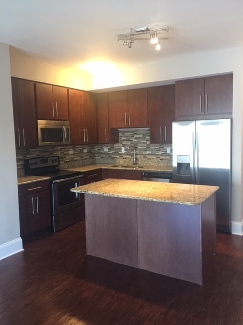 Building Photo - 728 N Diamond Lake Rd