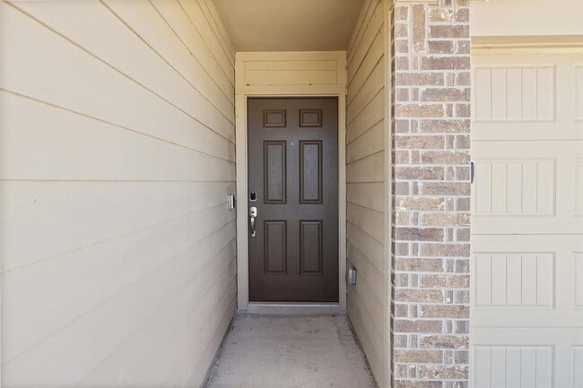 Building Photo - 215 Silver Springs Bend