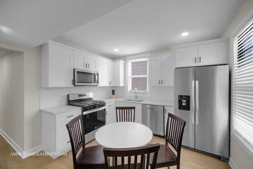 Building Photo - 814 S Leavitt St
