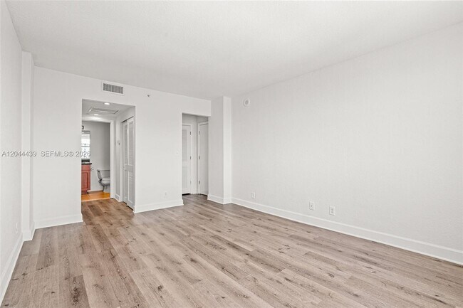 Building Photo - 401 69th St