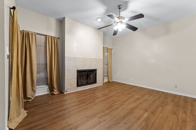Building Photo - IMMEDIATE MOVE IN: West Campus 2 Bed/2 Bath