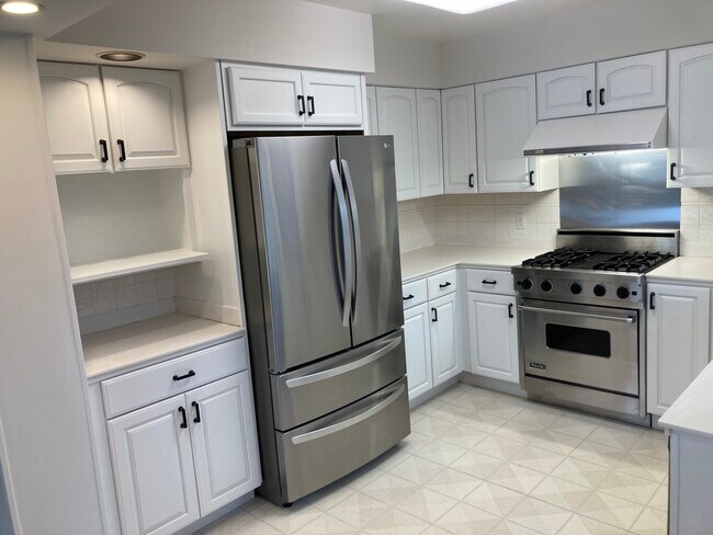 Building Photo - 2401 Bristol Rd