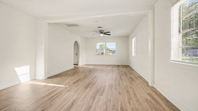 Building Photo - 654 Ridge Dr