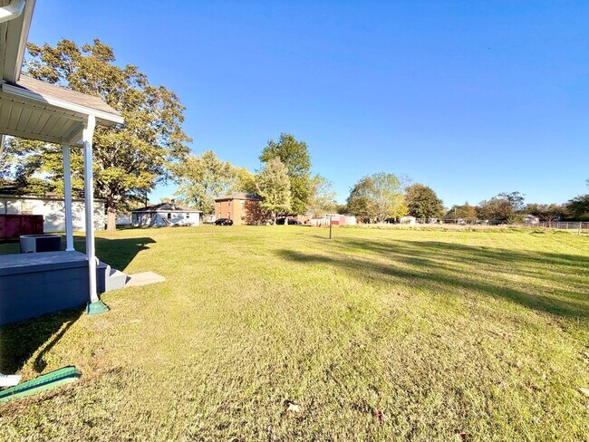 Building Photo - 211 Sanderson Dr