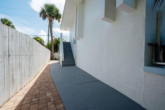 Building Photo - 2305 Tamarind Dr