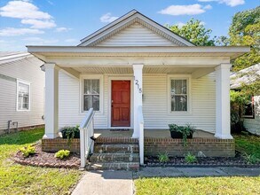 Building Photo - Renovated Oakwood Gem with Modern Amenitie...