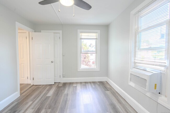 Building Photo - 37 Quintard Ave