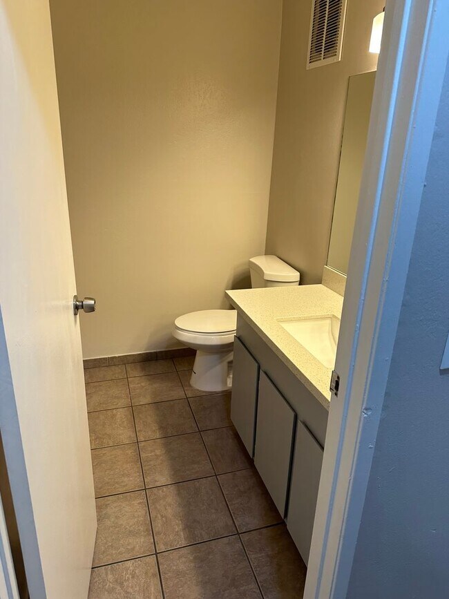 Building Photo - SE Desert Inn and Eastern!! Townhouse with 2 parking Spaces!! Recent Remodel!!
