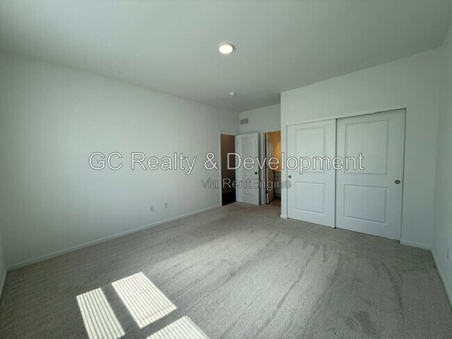 Building Photo - 249 Kingsport Dr
